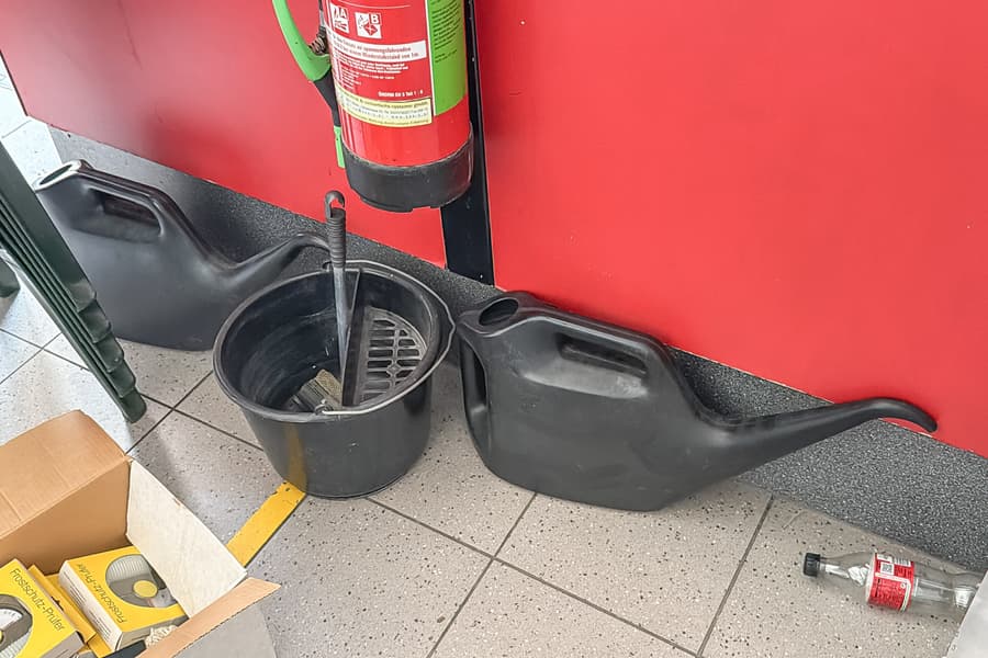 2 Gießkannen und Eimer